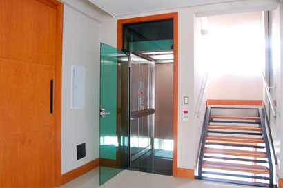 Imagem de portas para elevadores
